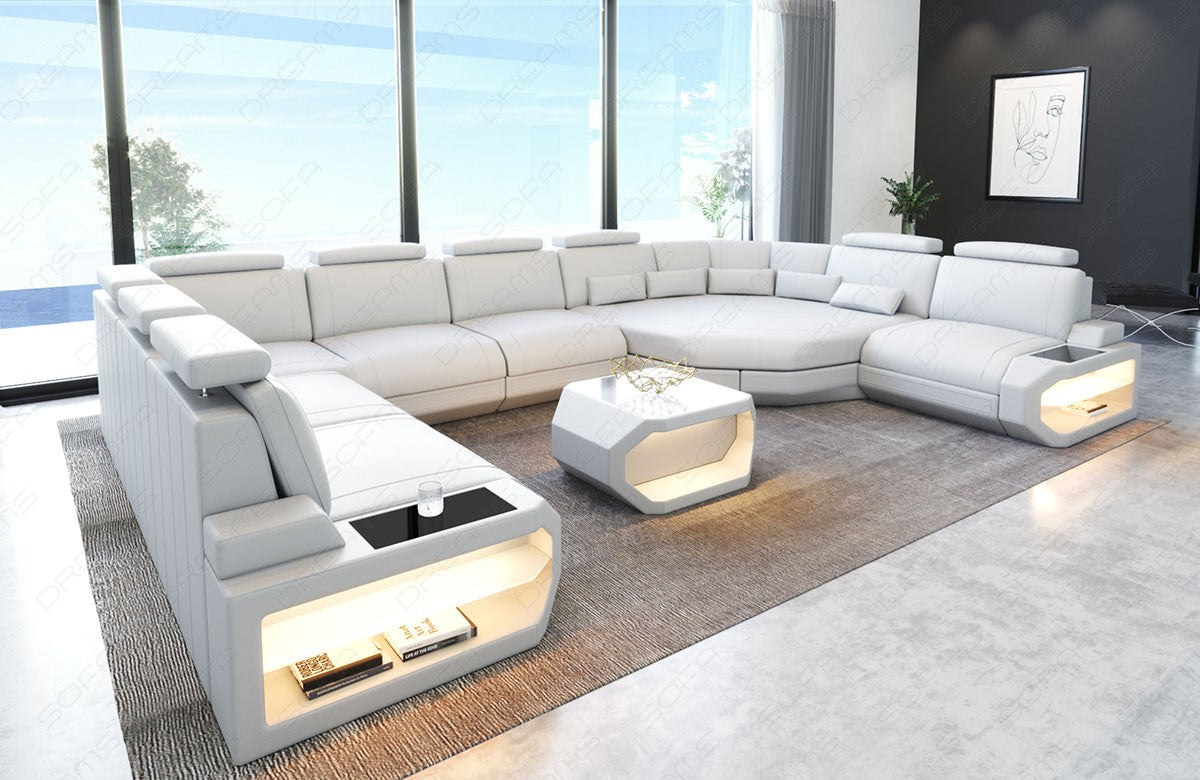 Wohnlandschaft Asti U Form komplett in weißem Leder. Couchtisch und USB Anschlüsse sind optional erhältlich.