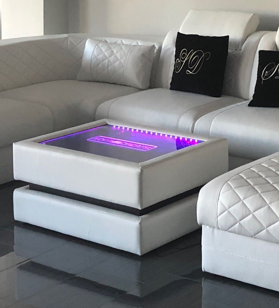 Leder Couchtisch Heat mit SOFA DREAMS Gravur und LED Beleuchtung (optional erhältich). Auch individuelle Gravuren nach ihren Vorstellungen sind möglich.
