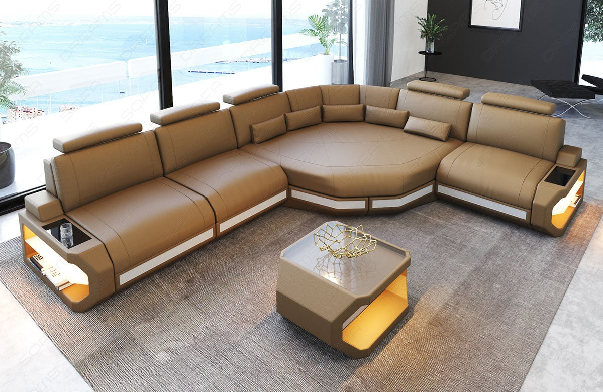 Leder Ecksofa Asti mit LED Beleuchtung und großer Ecke in sandbeige-weiß. Couchtisch und USB Anschlüsse sind optional erhältlich.