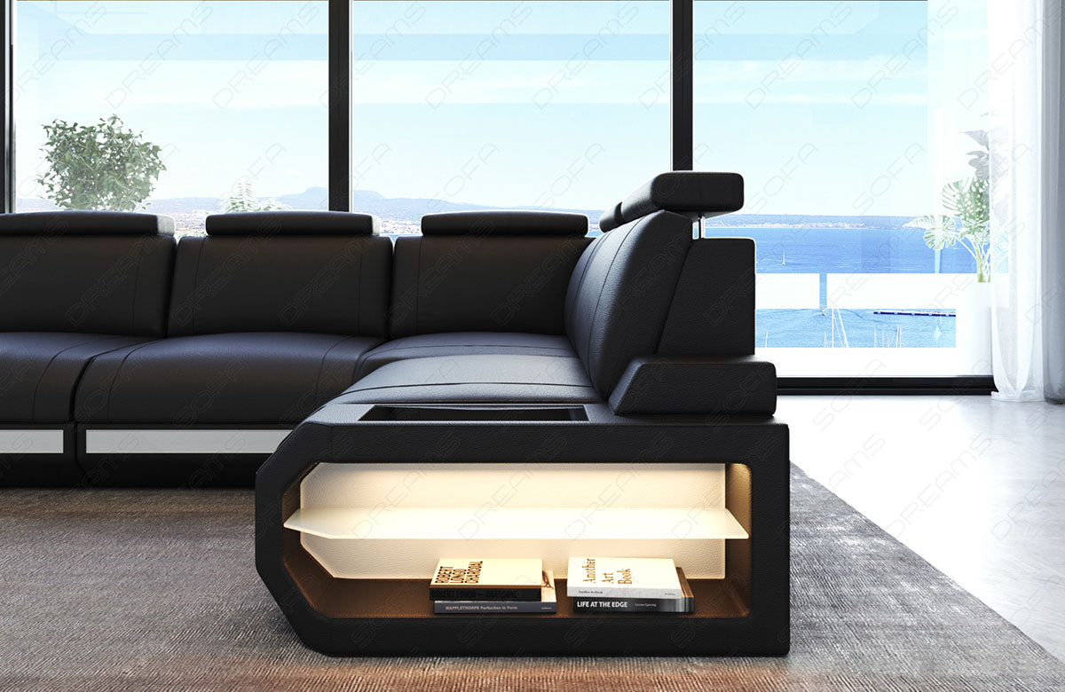Detailansicht der Armlehne mit LED-Beleuchtung beim Sofa Siena