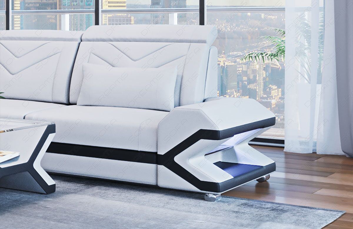 Detailbild der Armlehne beim Mini L Form Ledersofa Napoli mit Licht und USB