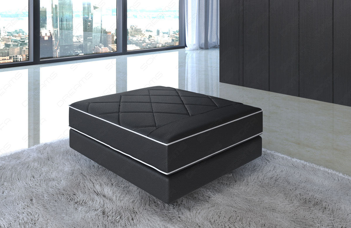 Zu diesem Sofa können Sie optional einen passenden Hocker dazubestellen.