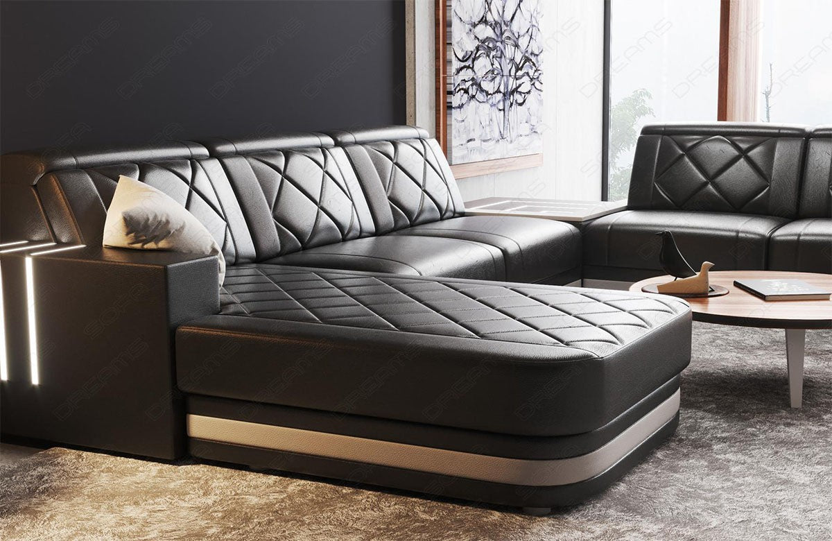 Detailansicht der Ottomane beim Ledersofa Cesena XXL in schwarz-weiß.