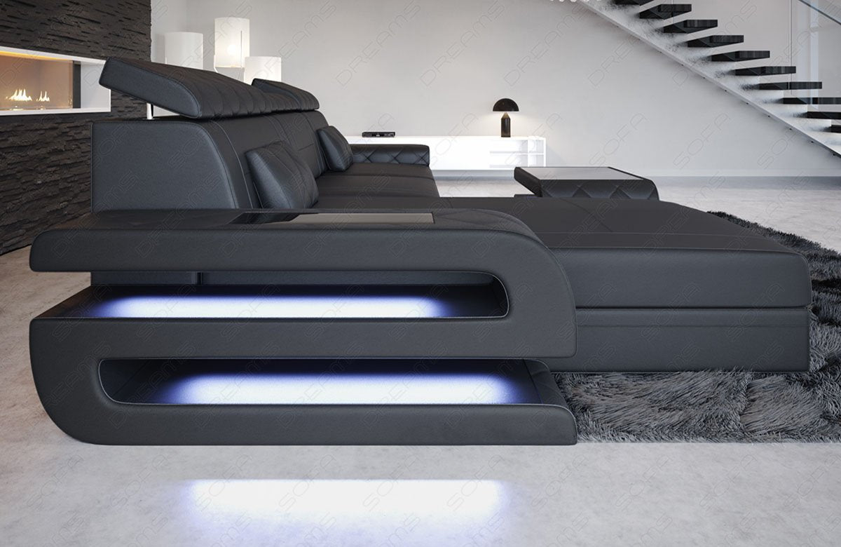 Detail Seitenansicht der Armlehne vom Ledersofa Bologna mit LED Licht und USB