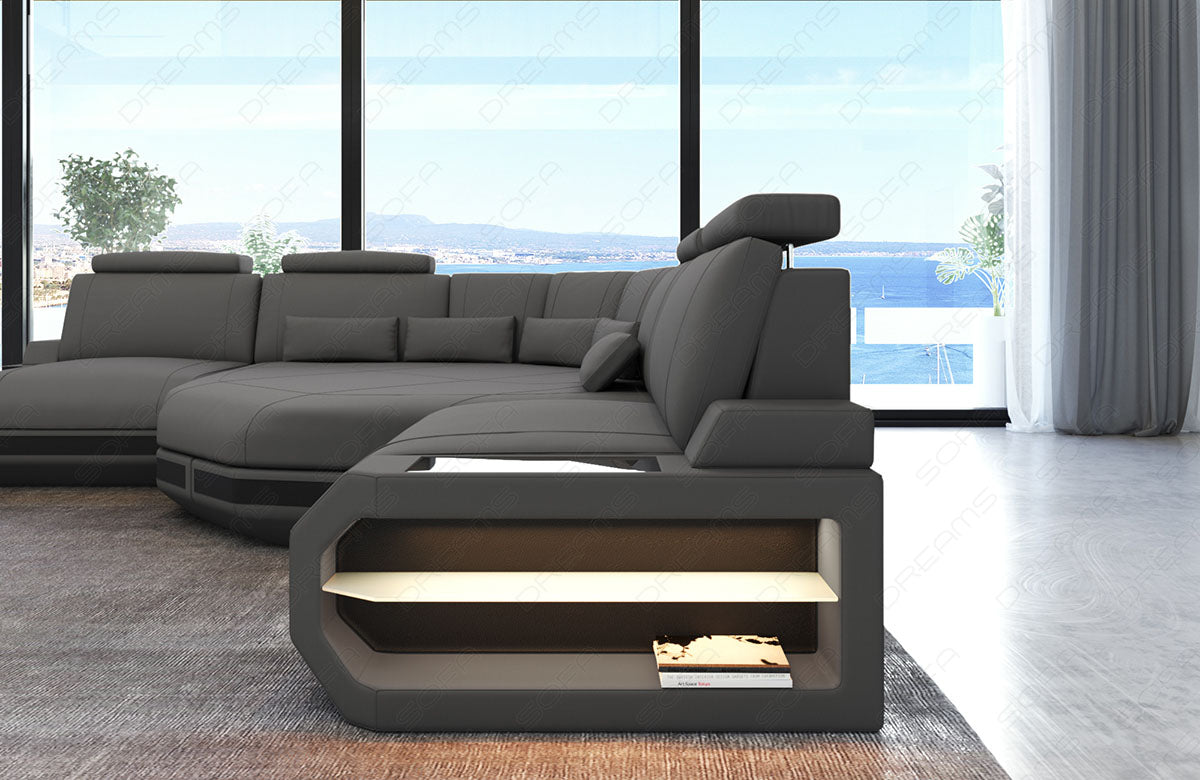Detailansicht der Armlehne mit LED Beleuchtung beim Sofa Asti