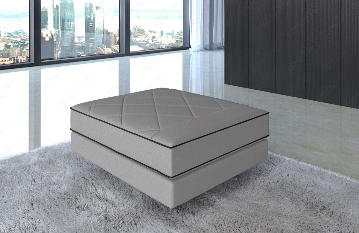 Zu diesem Sofa können Sie optional einen passenden Hocker dazubestellen.