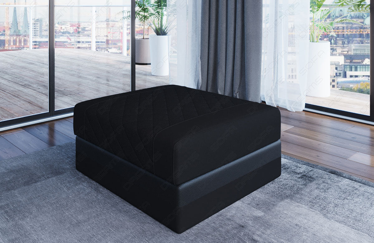 Zu diesem Sofa können Sie optional einen passenden Hocker dazubestellen.