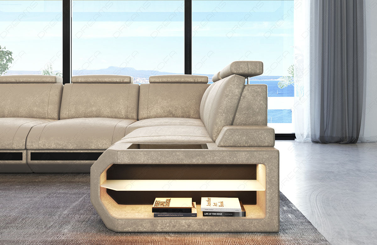 Detailansicht der Armlehne mit LED-Beleuchtung beim Sofa Siena