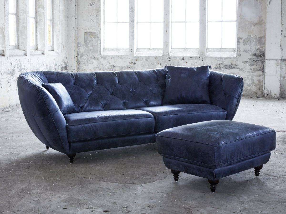 Viersitzer Ledersofa Bremen Chesterfield optional mit passenden Hocker.