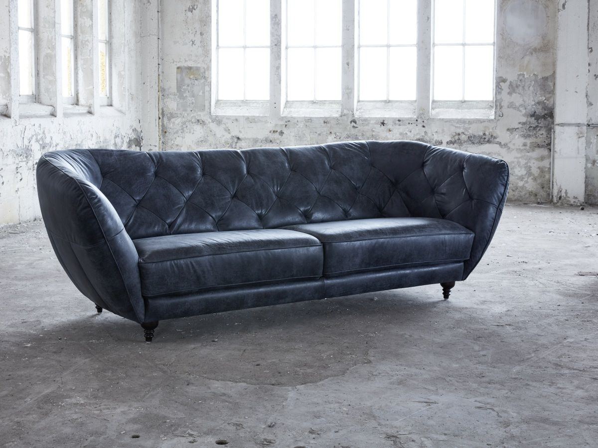 Chesterfield Ledersofa Bremen optional mit passenden Hocker.