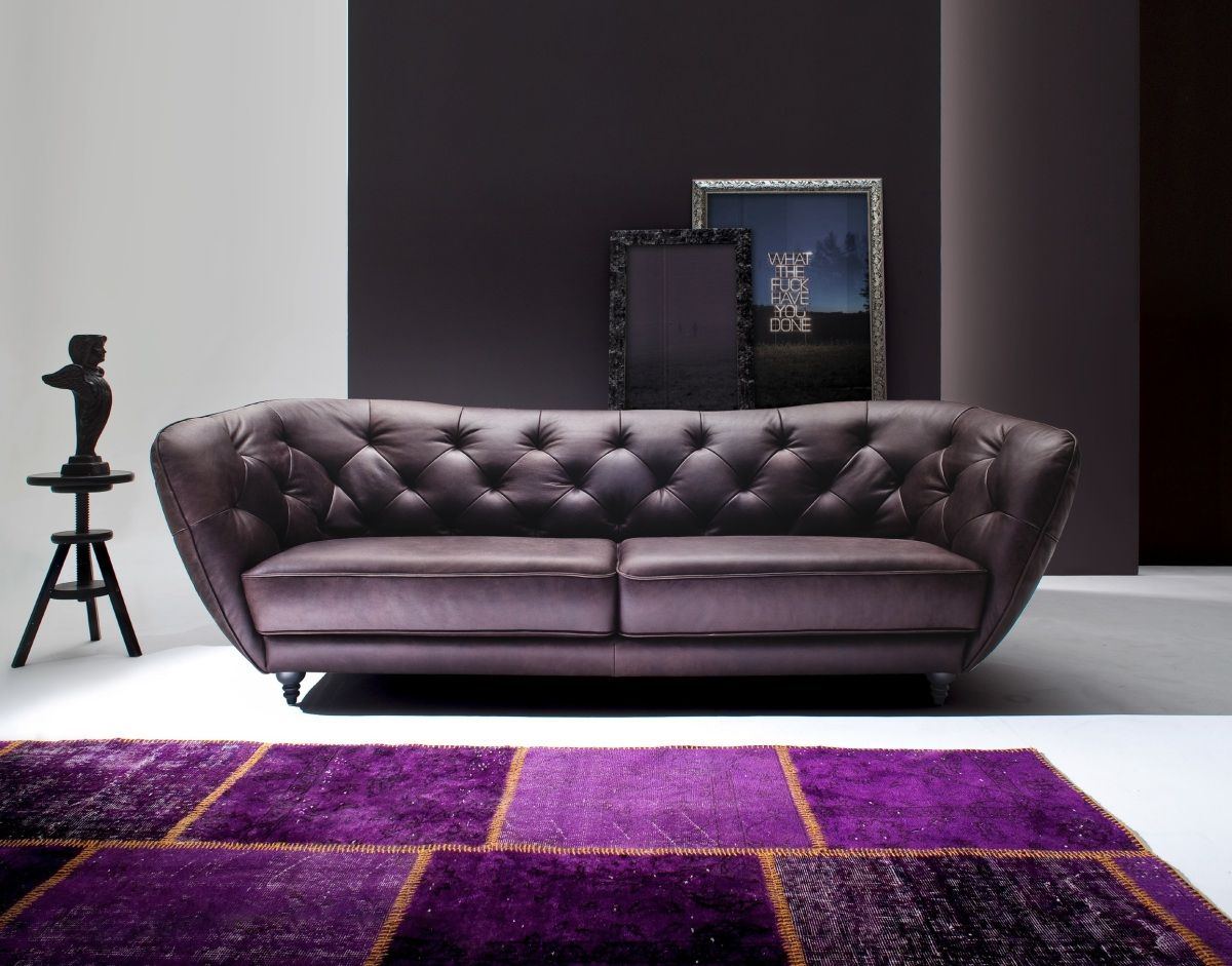 Viersitzer Ledersofa Bremen Chesterfield optional mit passenden Hocker.