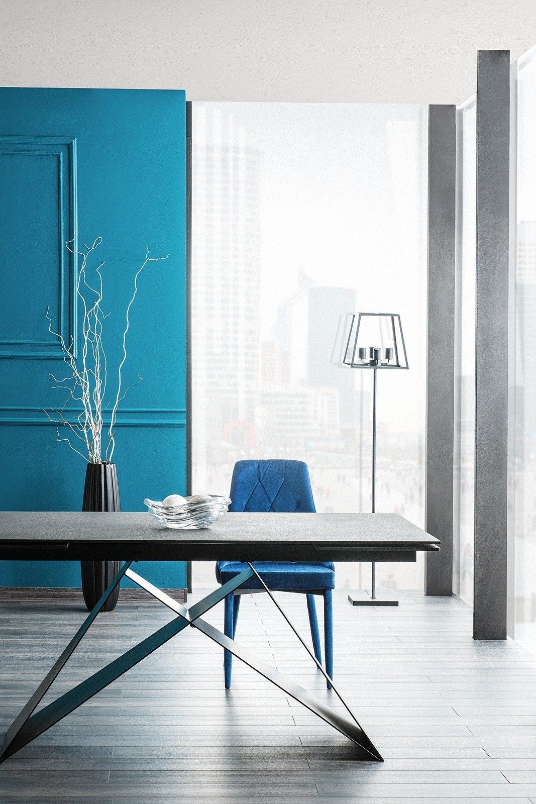 Esstisch Westin modern mit schwarzen Metallfüßen und schwarzer Glastischplatte