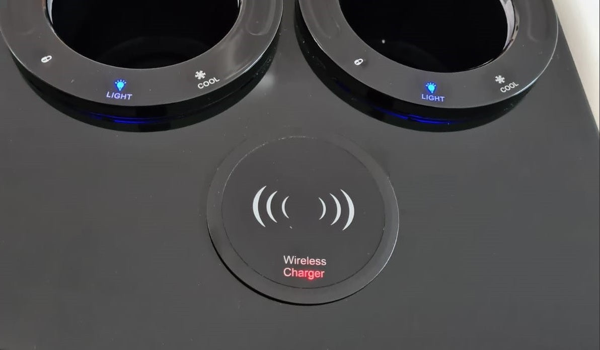 Detailbild der optional erhältlichen Wireless Charger Funktion in der langen Armlehne