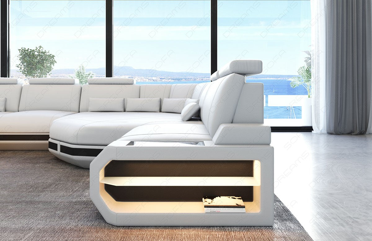 Detailansicht der kleinen Armlehne mit LED Beleuchtung beim Ledersofa Asti XXL