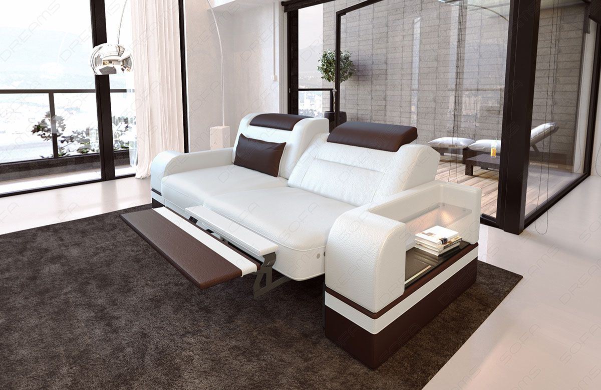 Zweisitzer Leder Sofa Parma in weiß-dunkelbraun - Die LED Beleuchtung, USB Anschluss und Relaxfunktion sind optional erhältlich.