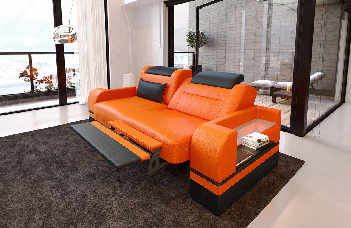 Design Leder Couch 2 Sitzer Parma in orange-schwarz - Die LED Beleuchtung, USB Anschluss und Relaxfunktion sind optional erhältlich.