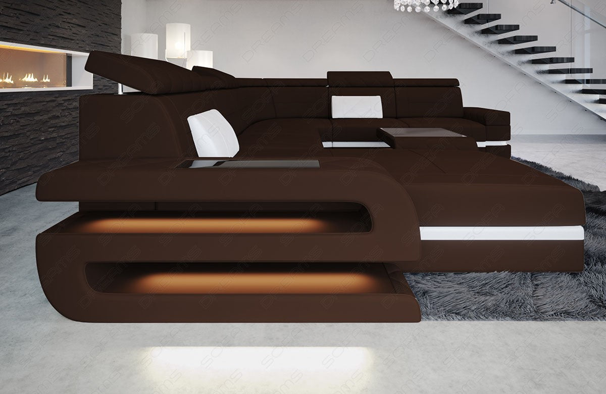 Detailansicht der großen Armlehne beim XXL Stoffsofa Bologna Mini U Form Sofa mit LED